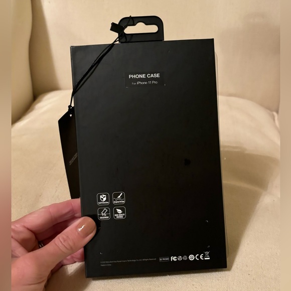 Saint Laurent iPhone11 pro case - Picture 4 of 10